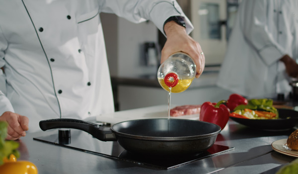 Dónde verter el aceite de la sartén: ¿se puede en el fregadero?