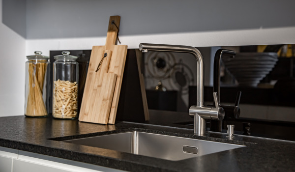 ¿Fregadero de granito, acero o cerámica?