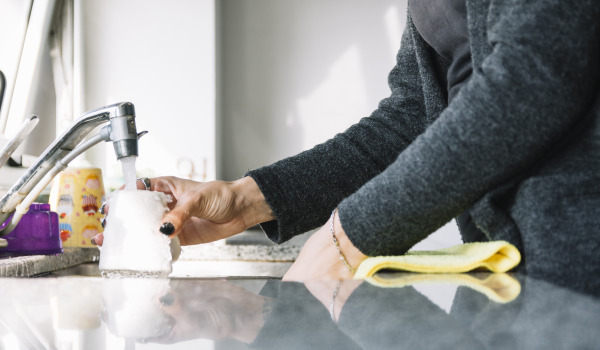 Espejo en la cocina en lugar de azulejos y azulejos espejados entre armarios: ventajas y desventajas, ¿vale la pena?