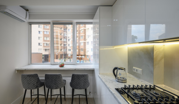 ¿Cómo decorar una ventana en la cocina?