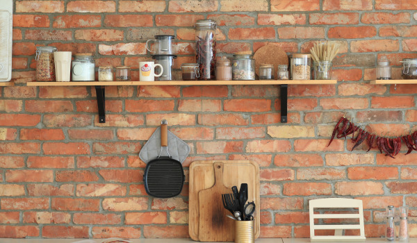 Cocina sin armarios superiores: una disposición funcional