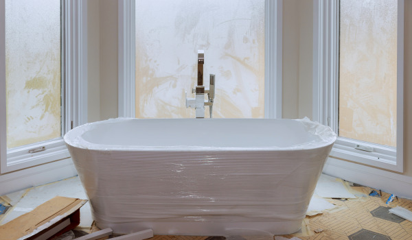 ¿Cómo conectar una bañera exenta?