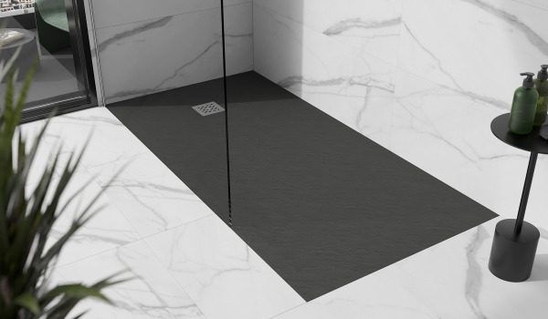 Baño de mármol con plato de ducha