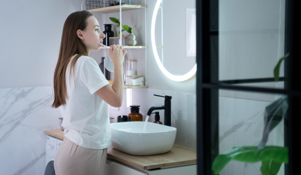 ¿Cómo decorar un espejo sin marco?