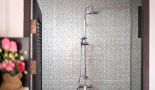 ¿Cómo desincrustar una ducha tipo lluvia?