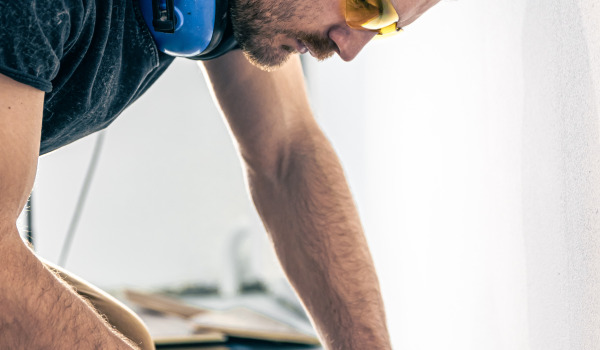 ¿Con qué cortar los paneles de vinilo?