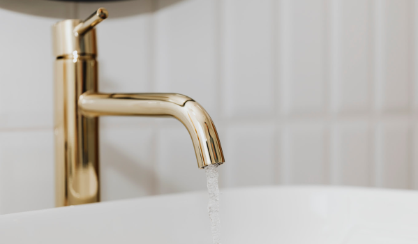 ¿Cómo cambiar el grifo del lavabo?