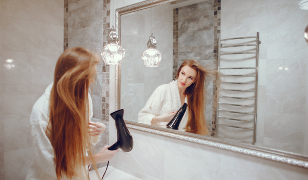 ¿A qué altura se debe colocar el espejo sobre el lavabo para un mejor resultado?