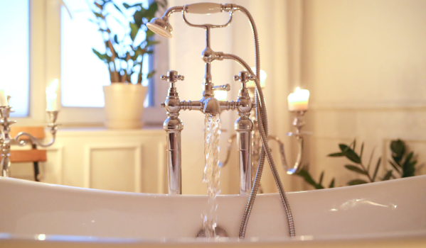 ¿Cómo medir la distancia entre las tomas de una grifería de bañera?