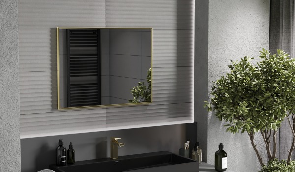 Detalles dorados en un baño oscuro