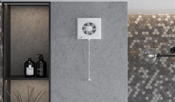 ¿Puede un ventilador de baño estar encima de la ducha?