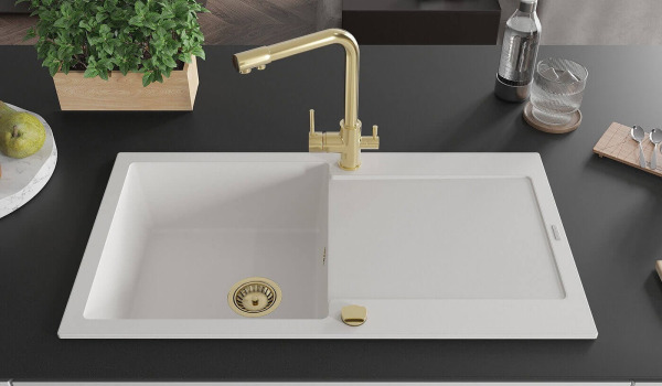 ¿Cómo instalar un grifo en el fregadero?