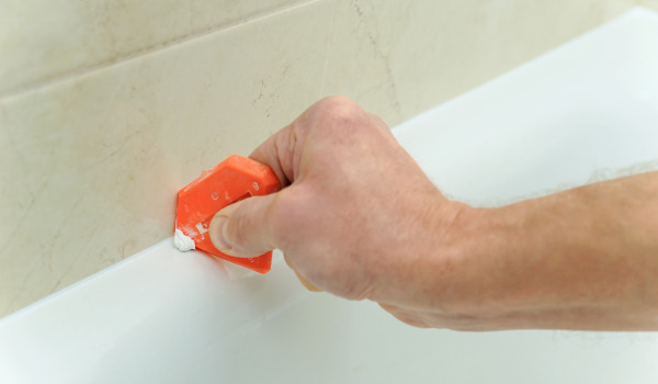¿Cómo sellar una cabina de ducha con plato?