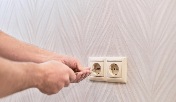 ¿Cuál debe ser la altura del enchufe junto al lavabo y en otros lugares?