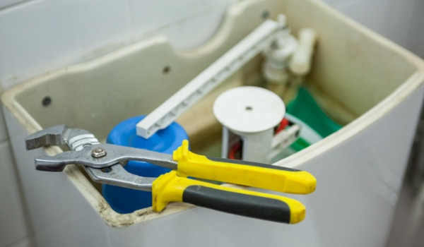 ¿Cómo reducir la cantidad de agua en el tanque de la cisterna?