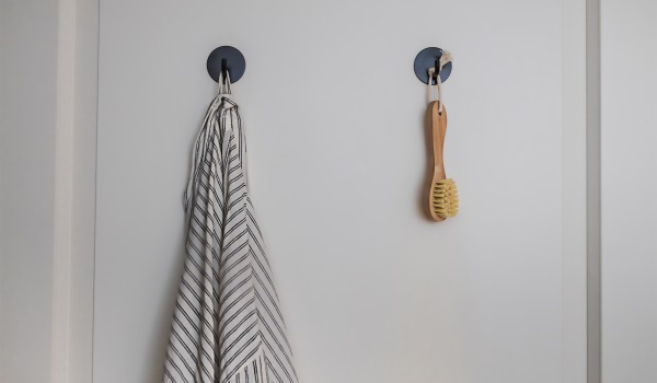 ¿Cómo montar accesorios de baño con ventosas para que no se caigan?