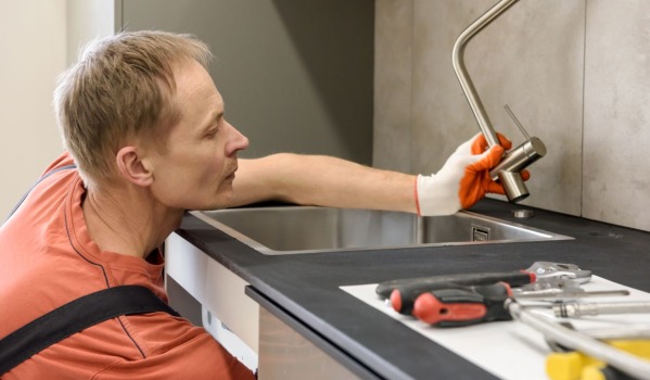 ¿Cómo desatascar el fregadero de la cocina? Métodos caseros para destaparlo