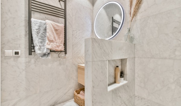 Desperfectos en las baldosas: cómo disimular una baldosa agrietada