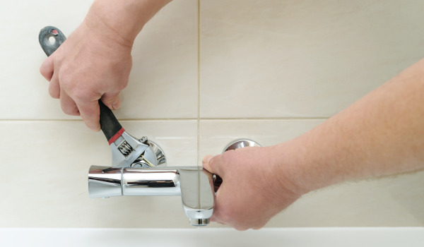 ¿Cómo instalar un sistema de bañera empotrado?