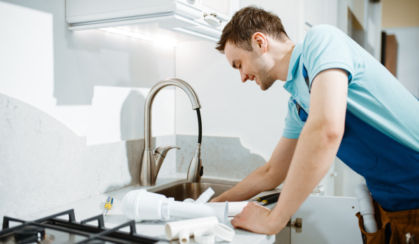 ¿Cómo cambiar el tapón en el lavabo?