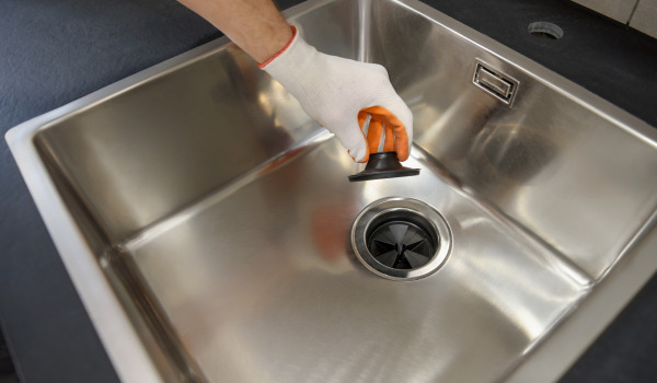 ¿Cómo instalar un tapón automático para el lavabo?