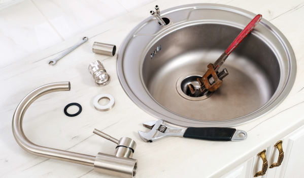 ¿Cómo desatascar el tapón en el lavabo?