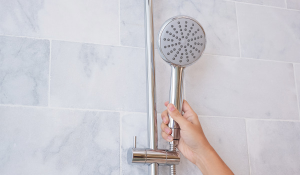 ¿A qué altura colgar la alcachofa de la ducha?