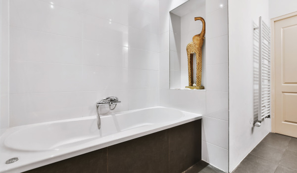 ¿Cómo instalar una bañera rectangular?