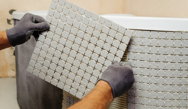 ¿Cómo revestir una bañera de esquina?