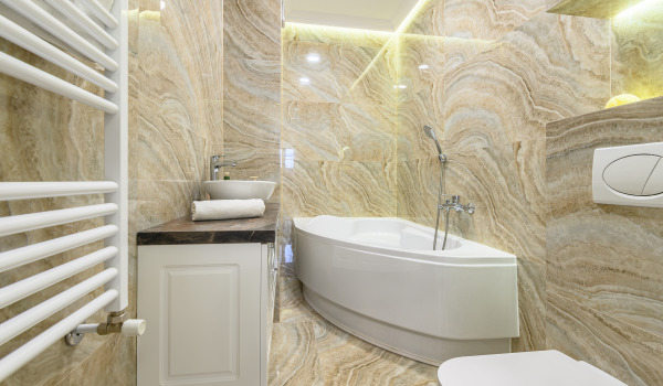 ¿Qué tipo de revestimiento elegir para una bañera de esquina?